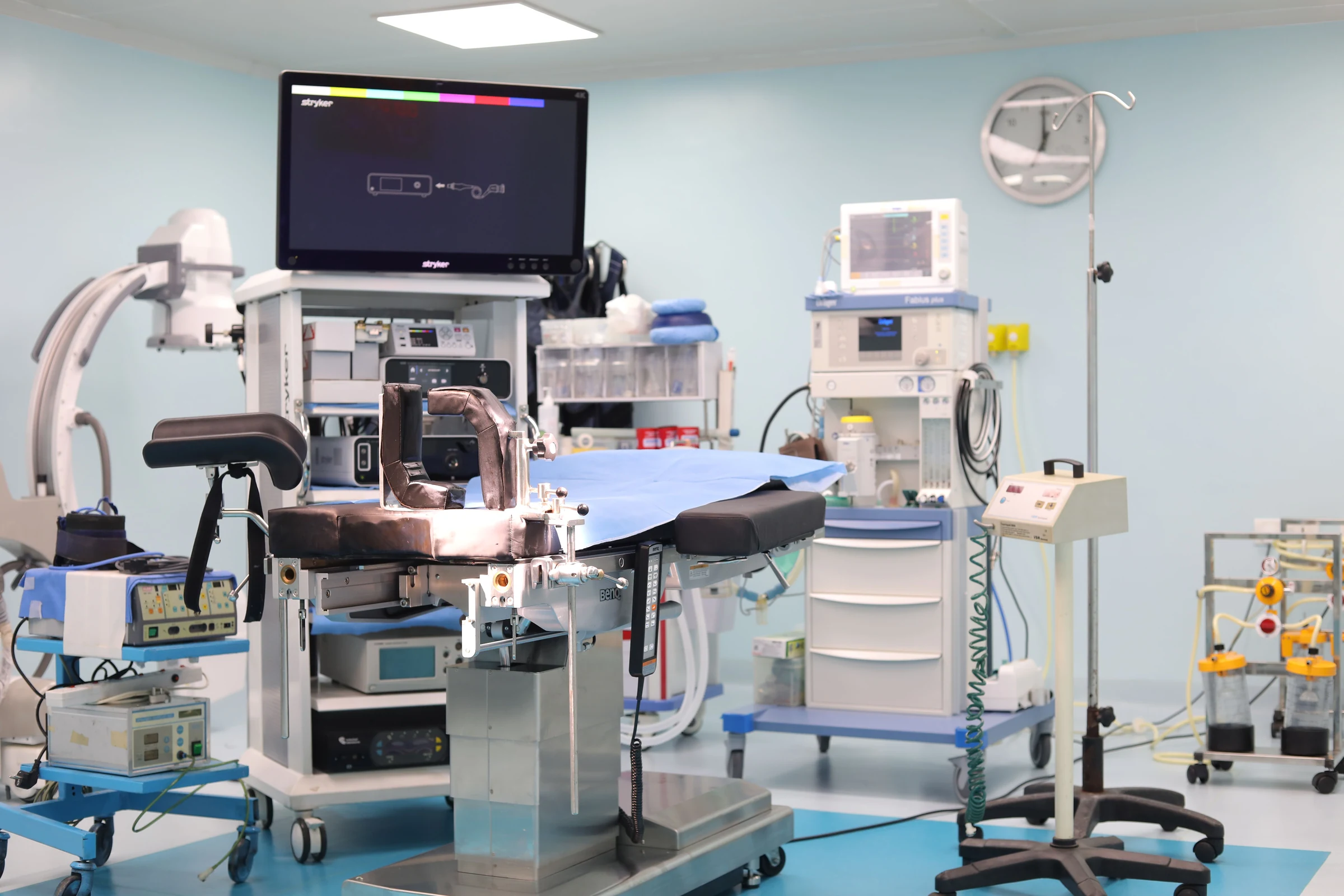 Operating room with a surgical table, medical monitors and anaesthesia equipment